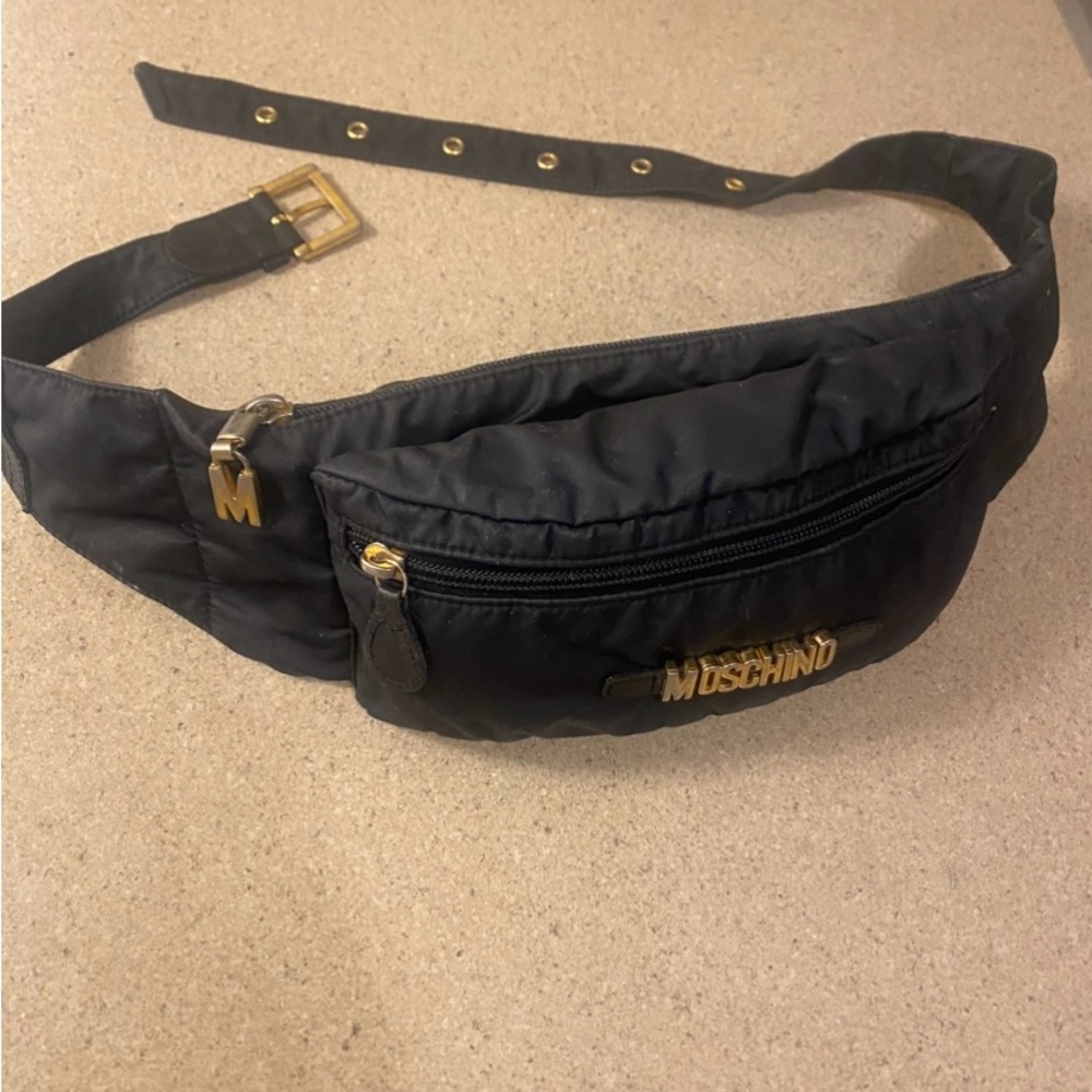 Very stylish vintage  Moschino waist/bum bag. Great used condition!!